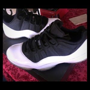 Air Jordan retro 11 tuxedo lows